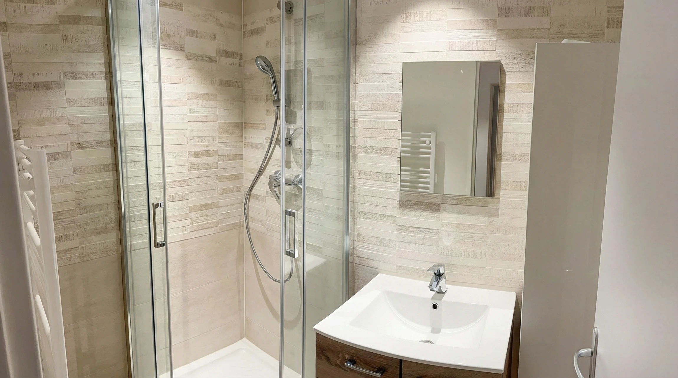 Deux câbles électriques sectionnés génèrent un arc électrique intense avec décharges lumineuses bleu-blanc sur fond bleu sombre