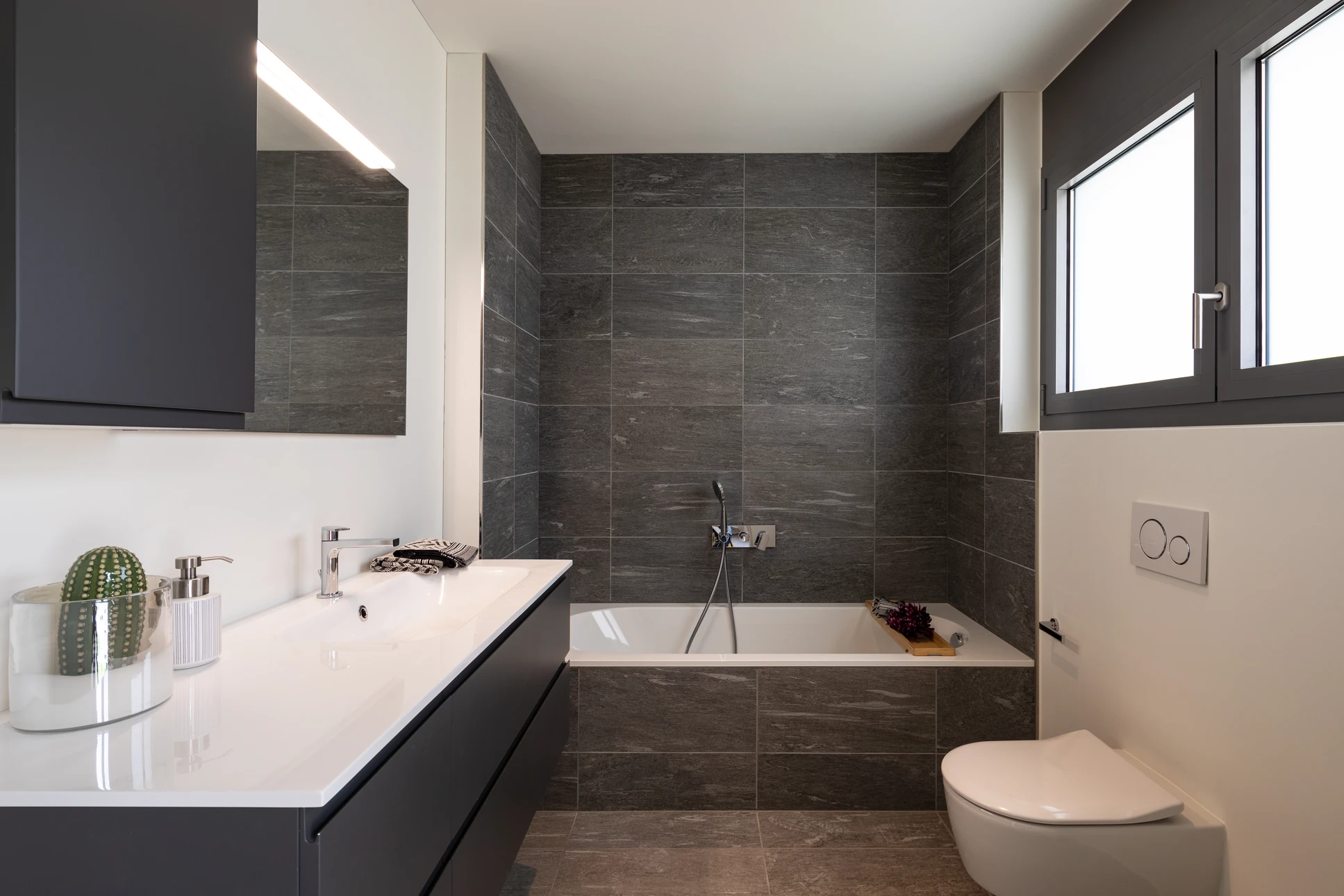 Installation de mosaïques décoratives sur le mur