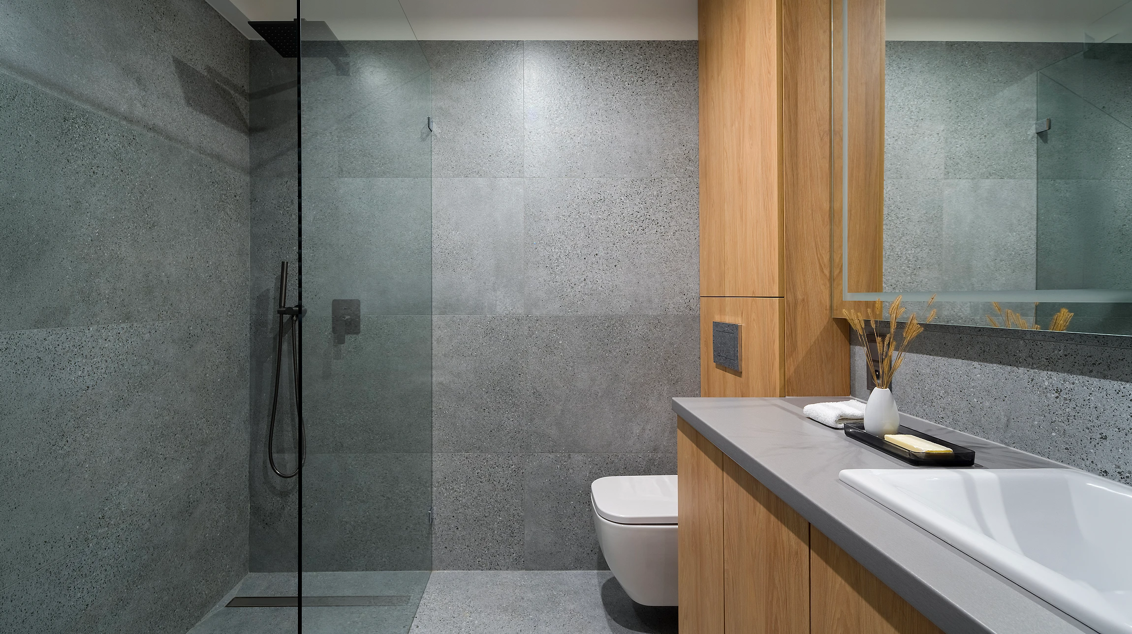 Une femme se détend dans une baignoire blanche moderne avec robinetterie chromée thermostatique