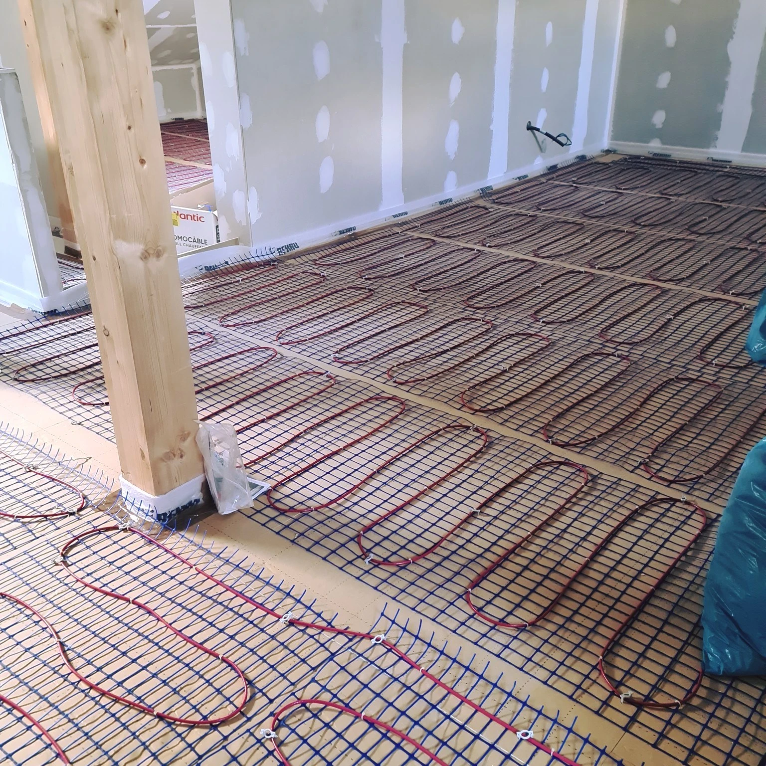 &Eacute;vent moderne sur un morceau de bois