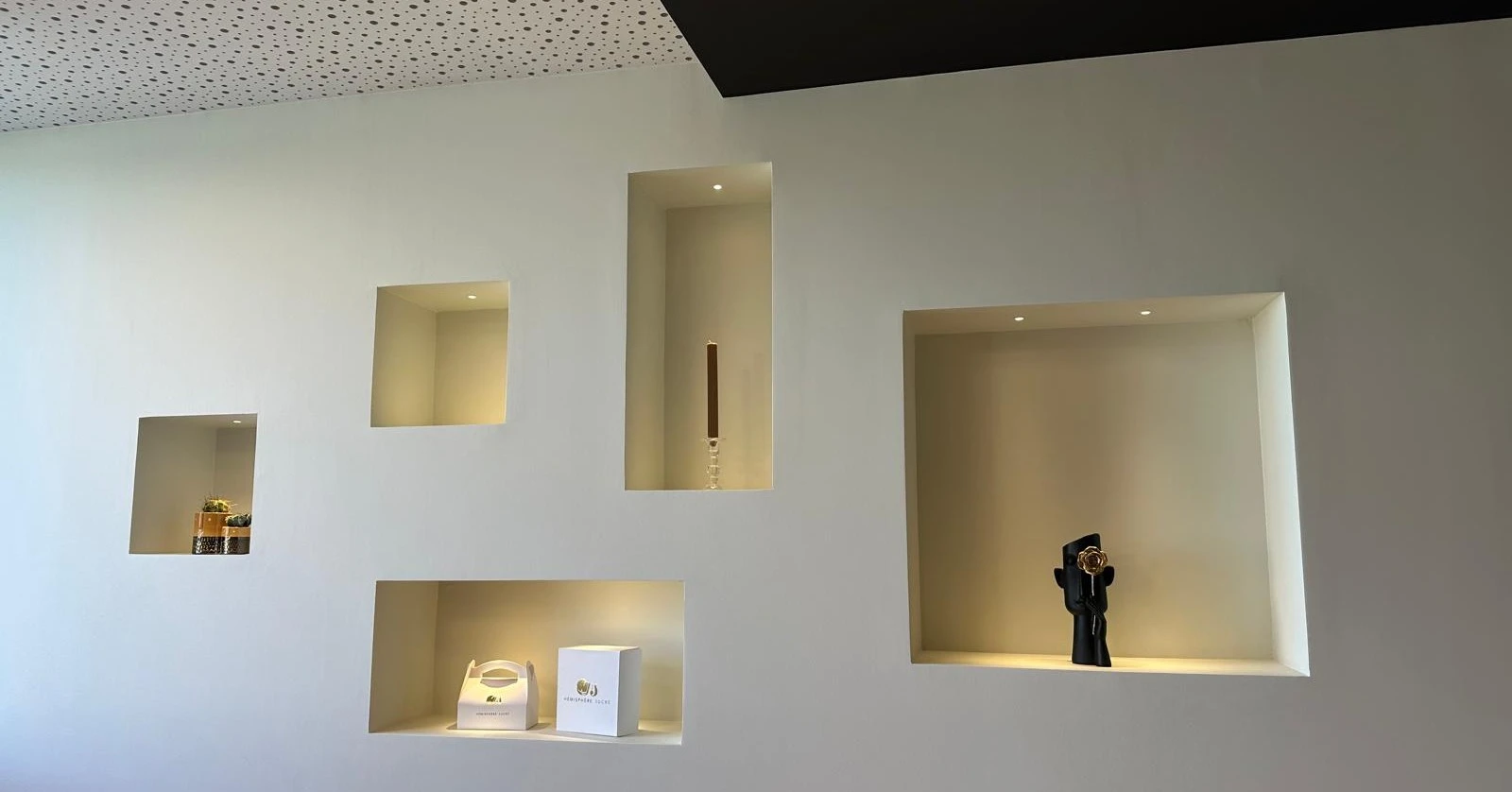 Chambre vide avec parquet flottant en bois fonc&eacute;