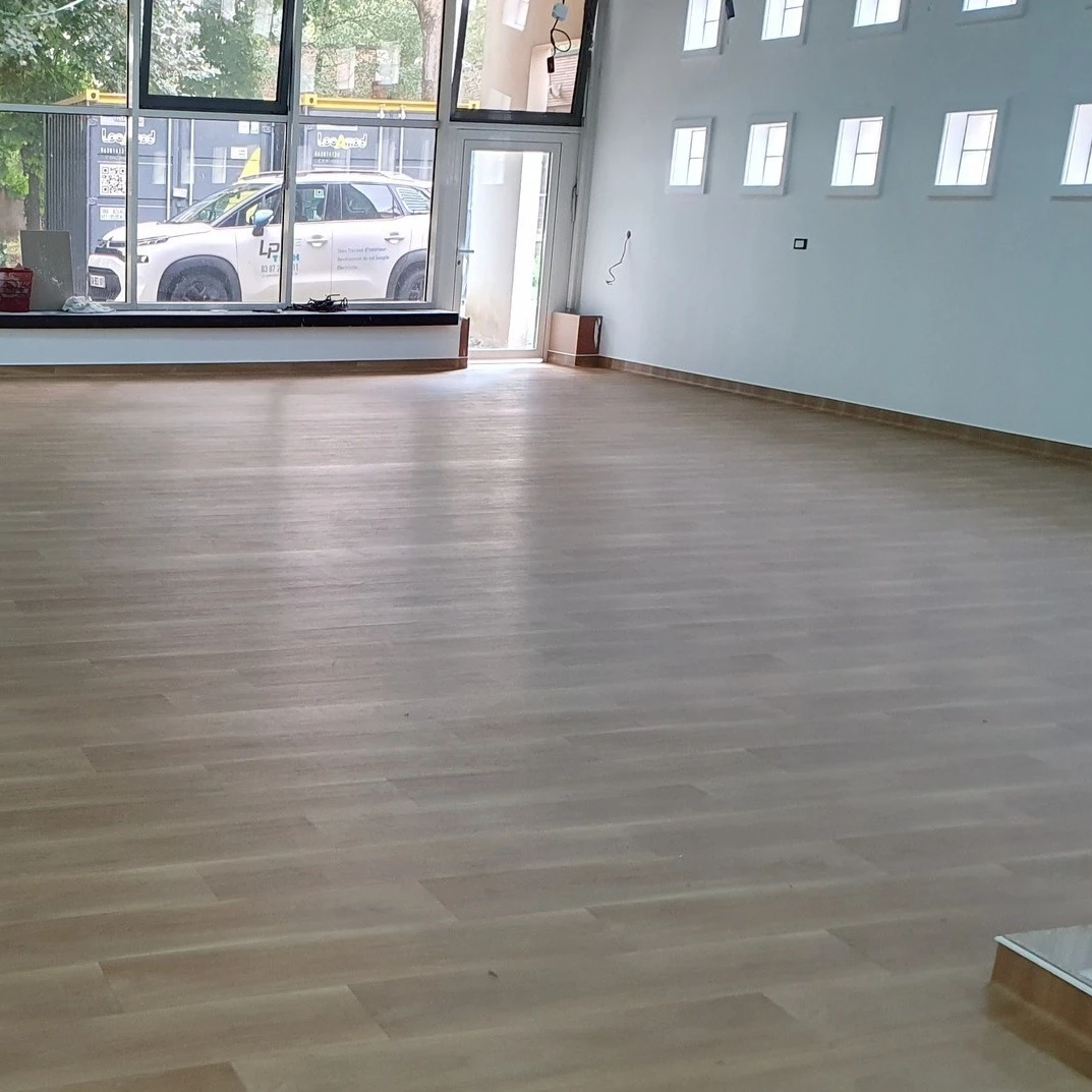 Int&eacute;rieur moderne avec chemin&eacute;e &eacute;lectrique encastr&eacute;e dans manteau gris, mur en lambris blanc horizontal