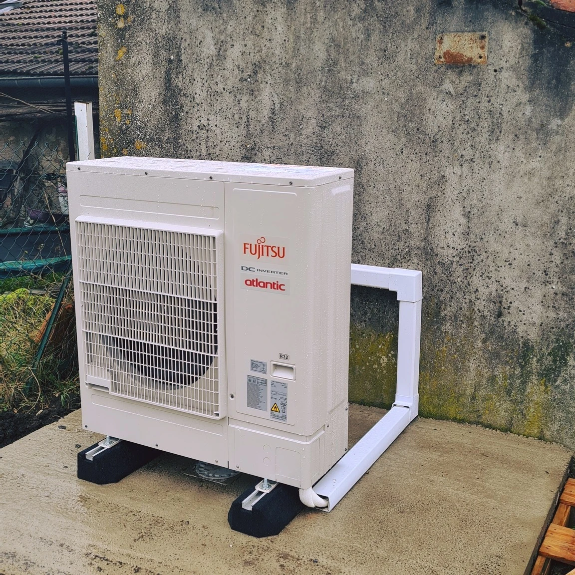 nouvel auvent blanc du café sur fond jardin