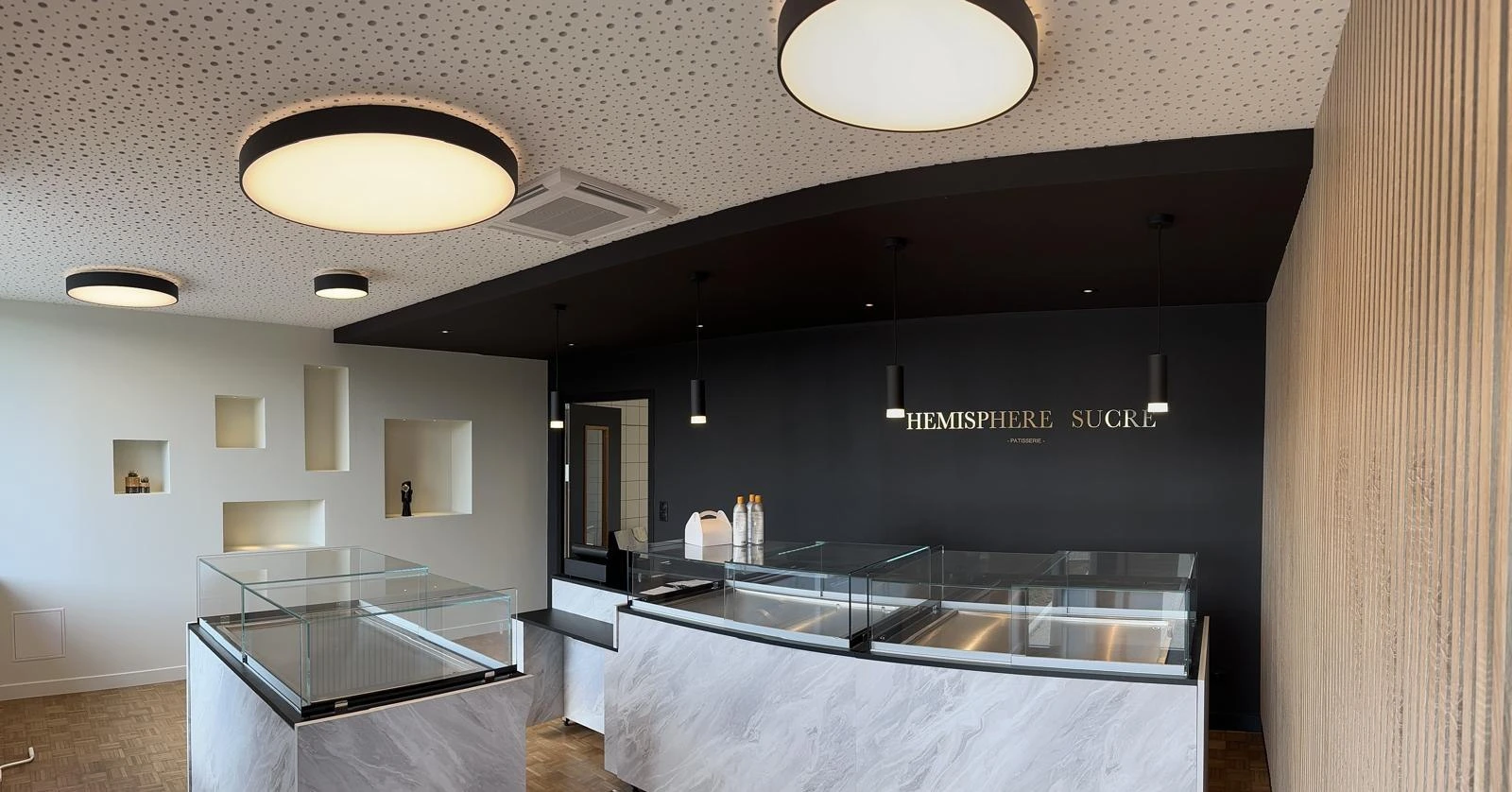 Mur Blanc Peint À Moitié Avec Échelle Et Équipements De Peinture À La Maison