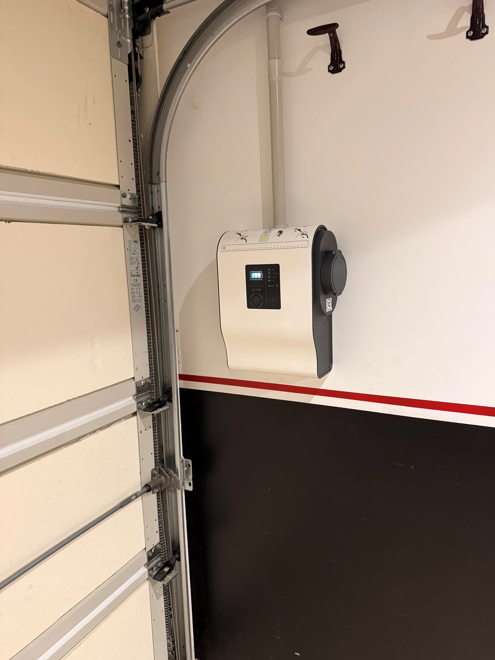 Fraises dans un panier sur fond rustique bois