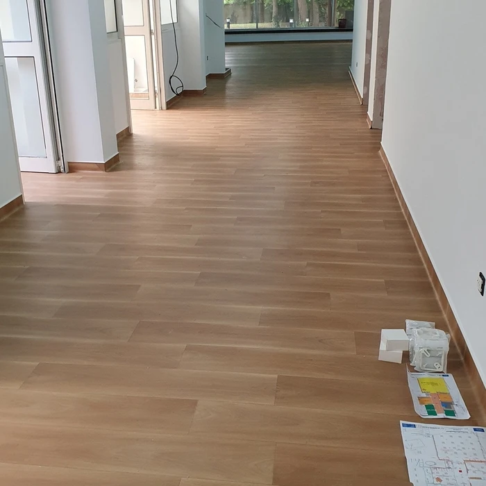 Incendie électrique domestique avec câble d'alimentation en feu connecté à une prise murale