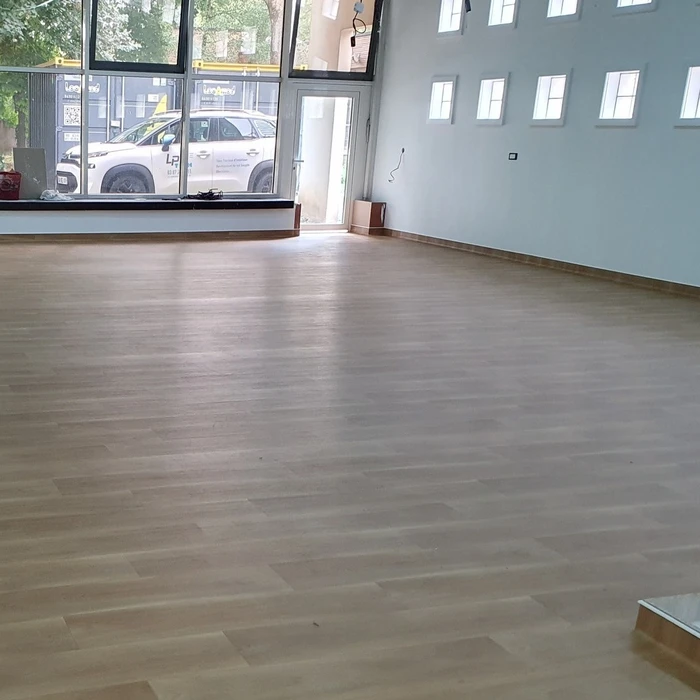 Nouveau doreur avec revêtement en bois