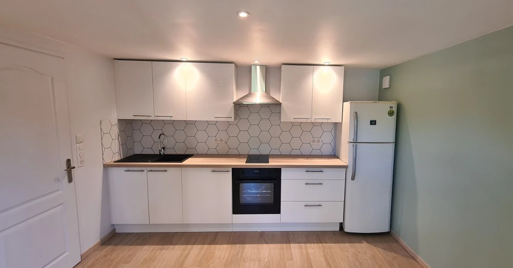 salle de bains moderne vide avec carrelage gris