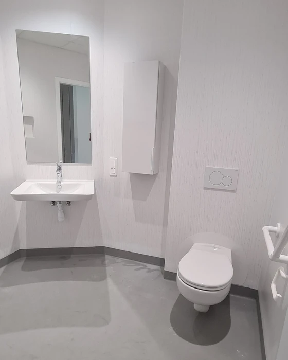 Fauteuil vert entre le pissenlit et plante dans le salon intérieur avec espace de copie et peinture grise