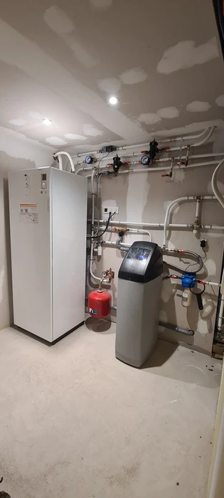 Intérieur de salle de bains moderne et élégante avec baignoire, plantes d'intérieur et unité de rayonnage