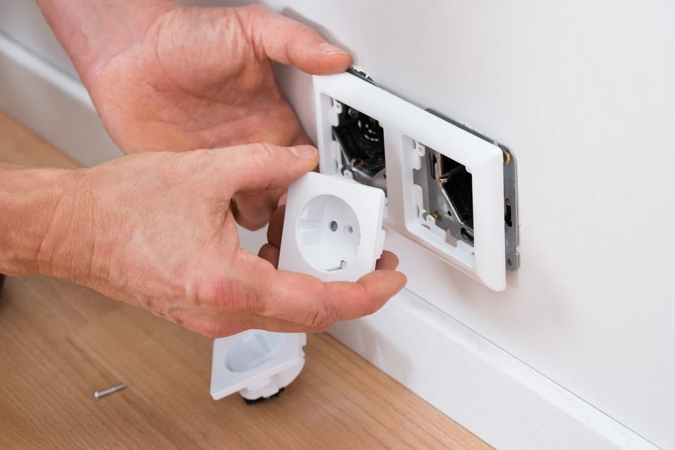 Outils de coiffeur sur fond noir avec place pour copie au centre