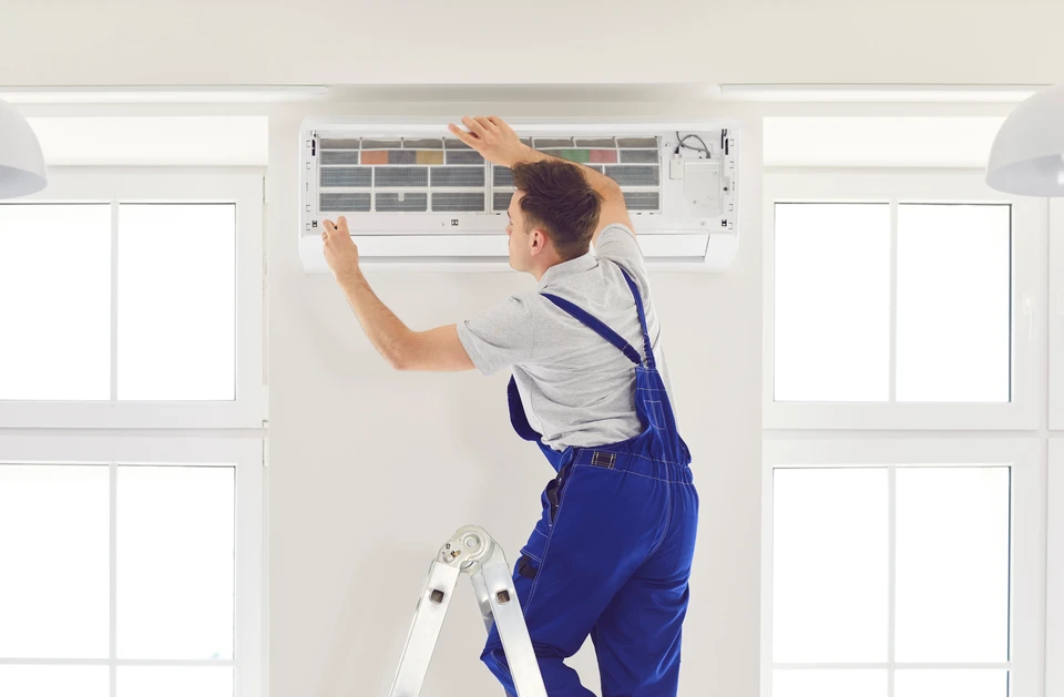 Un électricien Professionnel travaillant sur un système électrique domestique, il installe une prise murale