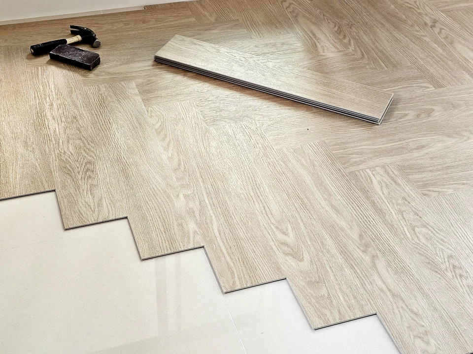 Chantier de pose de parquet en cours dans un intérieur résidentiel