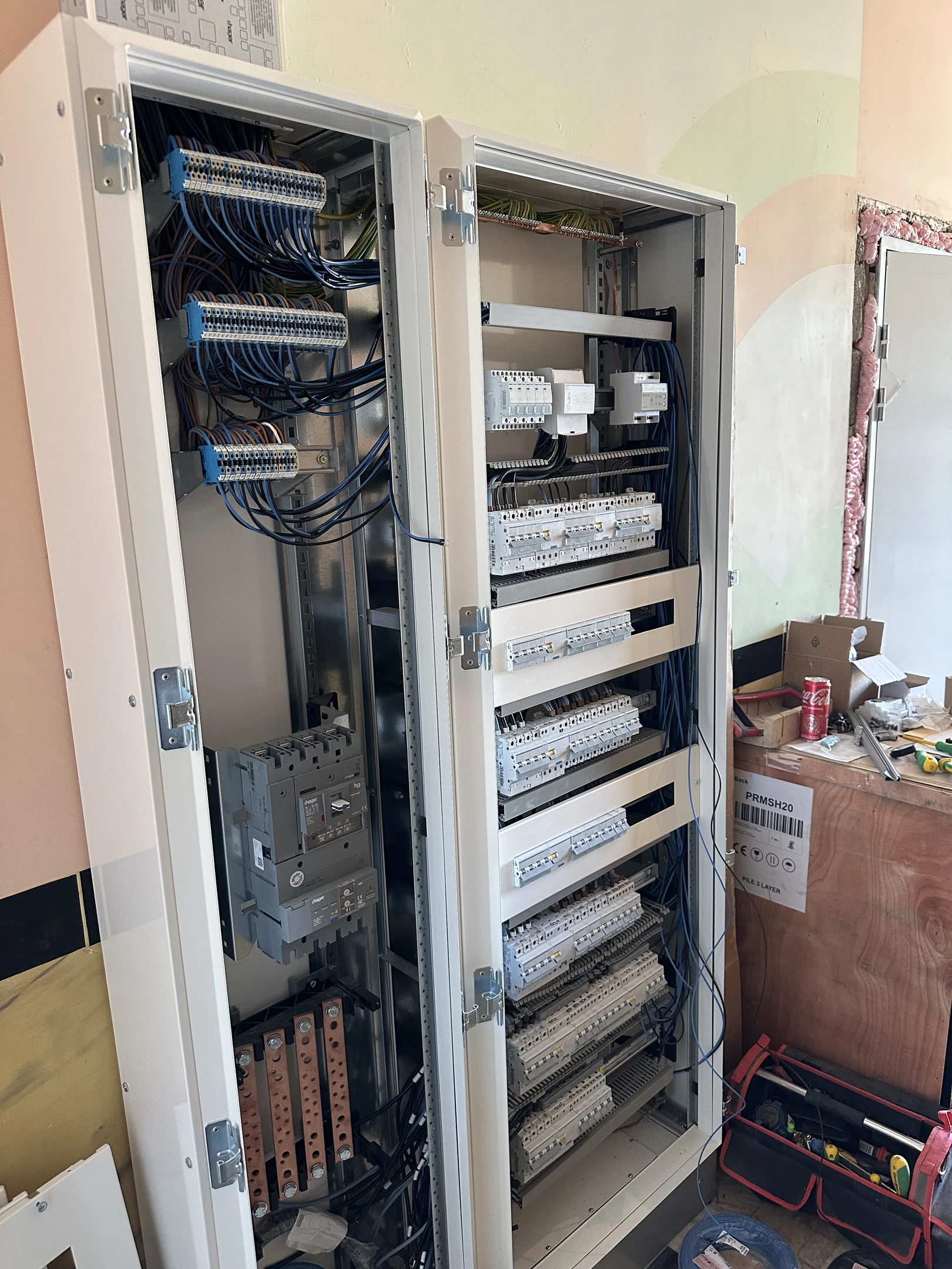 homme &agrave; main cachant un c&acirc;ble avec un plinthe